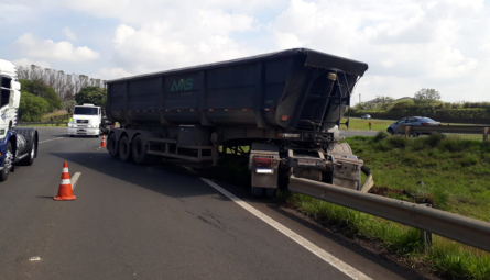 Acidente na rodovia de Piracicaba deixa caminhão imobilizado entre pista e acostamento