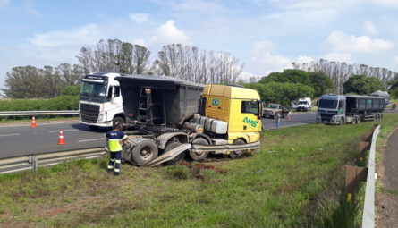 Acidente na rodovia de Piracicaba deixa caminhão imobilizado entre pista e acostamento