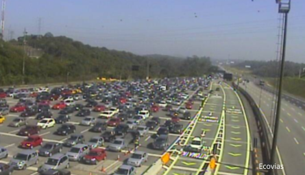 Sistema Anchieta-Imigrantes registra longa lentidão para litoral de SP às vésperas do Réveillon