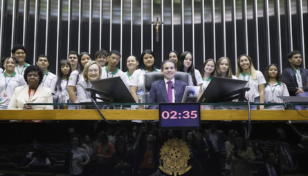 Câmara dos Deputados aprova urgência para projeto que combate adultização de crianças nas redes sociais