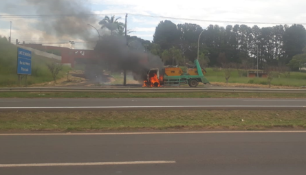 Caminhão com caçamba pegou fogo na cabine na Rodovia do Açúcar, em Piracicaba km 155
