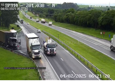 Carreta com carga de água de coco pega fogo na SP-310 em Itirapina SP