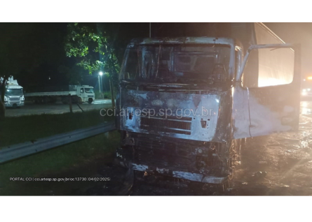 Carreta com carga de água de coco pega fogo na SP-310 em Itirapina SP