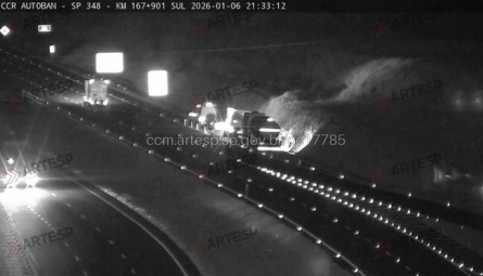 Carreta tomba em Cordeirópolis após estouro de pneu na SP-348 e causa bloqueio parcial