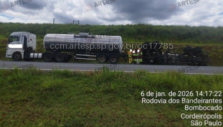 Carreta tomba em Cordeirópolis após estouro de pneu na SP-348 e causa bloqueio parcial
