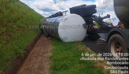 Carreta tomba em Cordeirópolis após estouro de pneu na SP-348 e causa bloqueio parcial