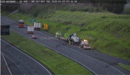 Carreta tomba em Cordeirópolis após estouro de pneu na SP-348 e causa bloqueio parcial