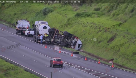 Carreta tomba em Cordeirópolis após estouro de pneu na SP-348 e causa bloqueio parcial