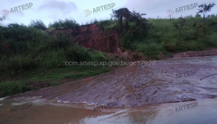 Deslizamento após chuva interdita Rodovia Washington Luís por horas em Itirapina