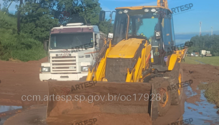Deslizamento após chuva interdita Rodovia Washington Luís por horas em Itirapina
