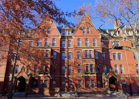  Universidade de Harvard recusa exigências do Presidente Donald Trump e governo congela US$ 2,3 bilhões em recursos