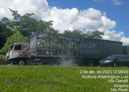Incêndio na carreta carregada com vidros na Rodovia Washington Luís em Itirapina