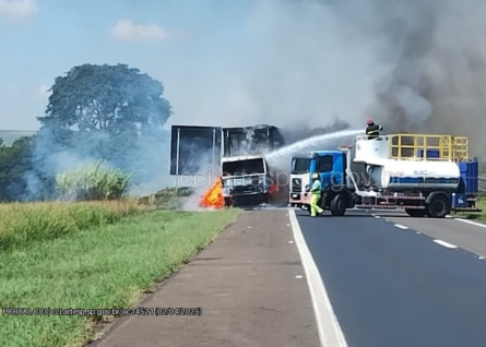 Incêndio na carreta carregada com vidros na Rodovia Washington Luís em Itirapina