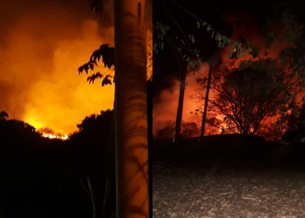 Incêndio de grandes proporções atinge chácara Ubá Itirapina
