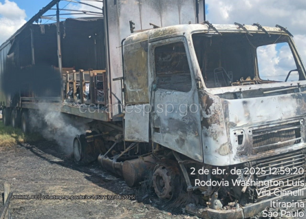 Incêndio na carreta carregada com vidros na Rodovia Washington Luís em Itirapina