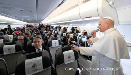 Papa Leão XIV reforça mensagem de paz: Não sou político, falo do Evangelho  Basta de guerras