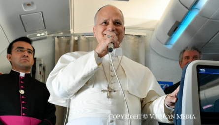 Papa Leão XIV reforça mensagem de paz: Não sou político, falo do Evangelho  Basta de guerras