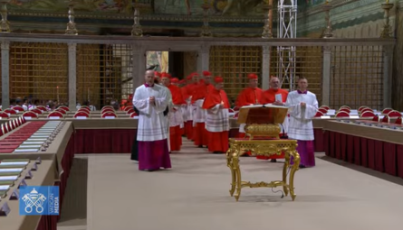 Primeiro dia de conclave Cardeais se reúnem na Capela Sistina para a escolha do novo Papa