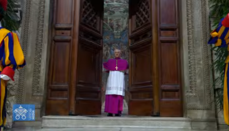 Primeiro dia de conclave Cardeais se reúnem na Capela Sistina para a escolha do novo Papa