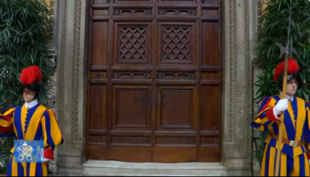 Primeiro dia de conclave Cardeais se reúnem na Capela Sistina para a escolha do novo Papa