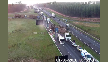 Tombamento de veículo com carga de madeira  na SP-225, em Itirapina