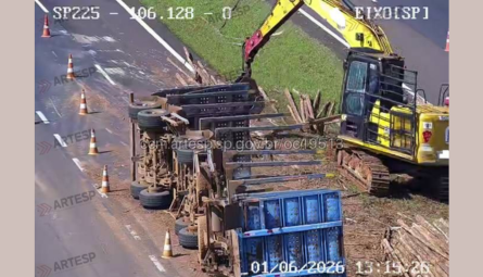 Tombamento de veículo com carga de madeira  na SP-225, em Itirapina