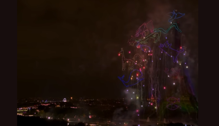 Torre Eiffel se ilumina com as cores do Brasil nas celebrações do Dia da Bastilha em Paris