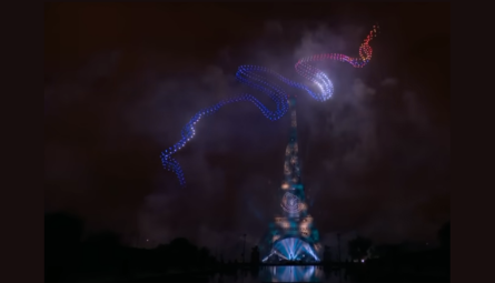Torre Eiffel se ilumina com as cores do Brasil nas celebrações do Dia da Bastilha em Paris