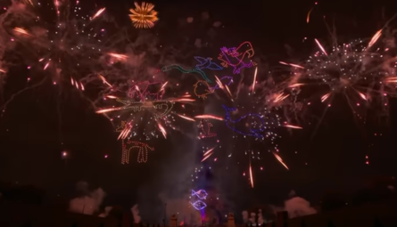 Torre Eiffel se ilumina com as cores do Brasil nas celebrações do Dia da Bastilha em Paris