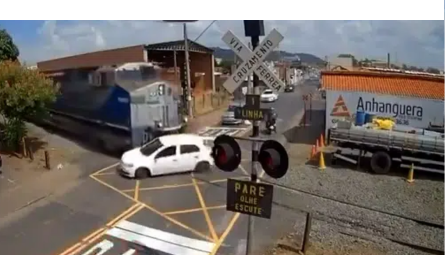 Veículo fica preso em trilhos e é atingido por trem na cidade de Itirapina